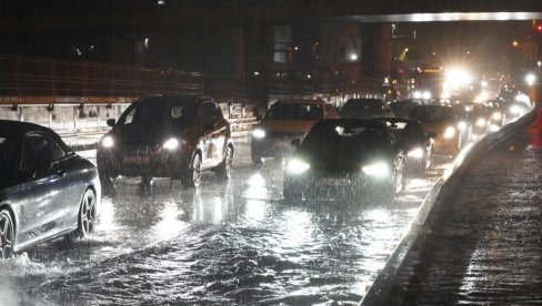 ВИШЕ ОД 180 ЖРТАВА У ЕВРОПИ: Поплаве стигле и у Италију ВИШЕ ОД 180 ЖРТАВА У ЕВРОПИ: Поплаве стигле и у Италију