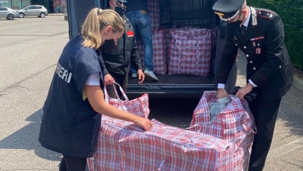 СРБИ ПАЛИ СА 232 КГ ДРОГЕ: Карабињери пронашли дрогу у кексу током претреса у Италији (ВИДЕО) СРБИ ПАЛИ СА 232 КГ ДРОГЕ: Карабињери пронашли дрогу у кексу током претреса у Италији (ВИДЕО)