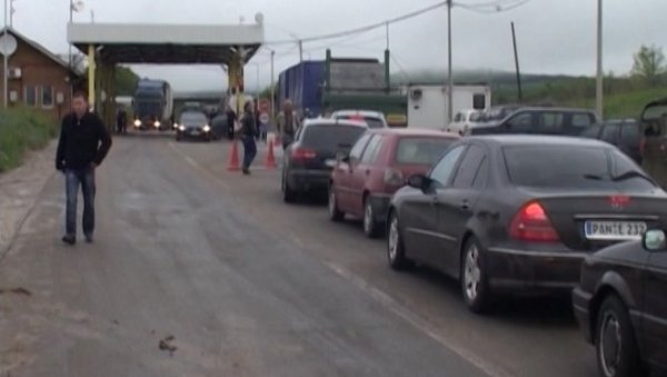 ГУЖВЕ НА ПРЕЛАЗУ МЕРДАРЕ: Гастарбајтери се враћају на КиМ због сезоне годишњих одмора ГУЖВЕ НА ПРЕЛАЗУ МЕРДАРЕ: Гастарбајтери се враћају на КиМ због сезоне годишњих одмора
