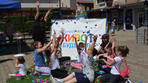ДОНИРАЈ ЧЕП ДА ЖИВОТ БУДЕ ЛЕП:Свилајнац сакупио преко 800 килограма чепова за лечење деветогодишње Софије ДОНИРАЈ ЧЕП ДА ЖИВОТ БУДЕ ЛЕП:Свилајнац сакупио преко 800 килограма чепова за лечење деветогодишње Софије