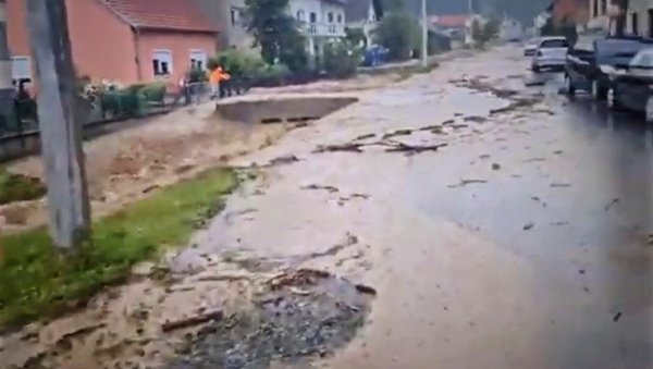 ВЕЛИКА ПОПЛАВА У ПОЖЕГИ: Вода носи канте и смеће, дворишта препуна муља (ВИДЕО) ВЕЛИКА ПОПЛАВА У ПОЖЕГИ: Вода носи канте и смеће, дворишта препуна муља (ВИДЕО)