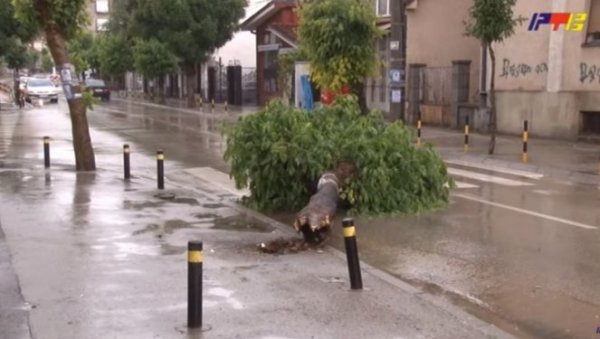 ЈАКО НЕВРЕМЕ ПОГОДИЛО ВРАЊЕ: Ветар рушио дрвеће, на улицама потоци (ВИДЕО) ЈАКО НЕВРЕМЕ ПОГОДИЛО ВРАЊЕ: Ветар рушио дрвеће, на улицама потоци (ВИДЕО)