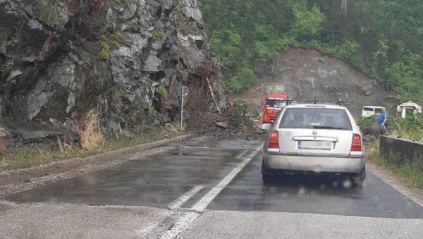КИША ПОКРЕНУЛА ОДРОНЕ: Камење пада по путу, успорен саобраћај на деоници од Бистрице према Прибоју КИША ПОКРЕНУЛА ОДРОНЕ: Камење пада по путу, успорен саобраћај на деоници од Бистрице према Прибоју