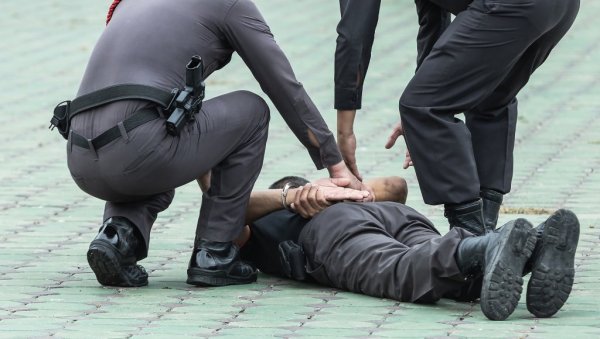 ДРОГИРАО СЕ У ЦЕНТРУ ГРАДА: Санкционисан јер је „шмркао“ на јавном месту ДРОГИРАО СЕ У ЦЕНТРУ ГРАДА: Санкционисан јер је „шмркао“ на јавном месту