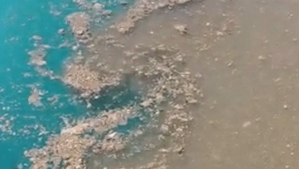 ХРВАТИ ИСПУШТАЈУ ФЕКАЛИЈЕ У МОРЕ: Језиви снимак недалеко од плаже шокирао целу земљу (ФОТО) ХРВАТИ ИСПУШТАЈУ ФЕКАЛИЈЕ У МОРЕ: Језиви снимак недалеко од плаже шокирао целу земљу (ФОТО)