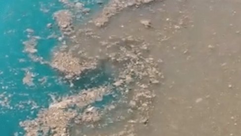HRVATI ISPUŠTAJU FEKALIJE U MORE: Jezivi snimak nedaleko od plaže šokirao celu zemlju (FOTO) HRVATI ISPUŠTAJU FEKALIJE U MORE: Jezivi snimak nedaleko od plaže šokirao celu zemlju (FOTO)
