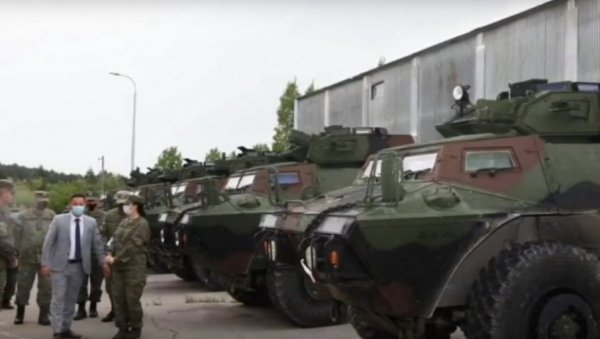 АМЕРИКАНЦИ ПРИШТИНУ ЧАСТИЛИ ОКЛОПЊАЦИМА! Нови скандалозан потез САД, који је опет прекршена Резолуција 1244 АМЕРИКАНЦИ ПРИШТИНУ ЧАСТИЛИ ОКЛОПЊАЦИМА! Нови скандалозан потез САД, који је опет прекршена Резолуција 1244