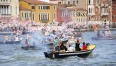 KRUZERI OPET ZAPLOVILI: I Venecija se, uz proteste na kopnu i vodi, vraća u normalu KRUZERI OPET ZAPLOVILI: I Venecija se, uz proteste na kopnu i vodi, vraća u normalu