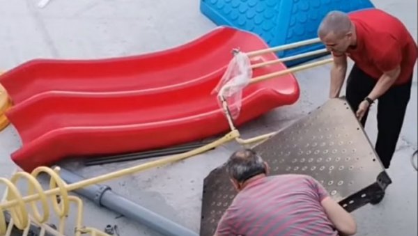 ПОКЛОНИЛИ СТАРИ ТОБОГАН И КУЋИЦУ: Реквизити за игру из Петог паркића пресељене у насеље „Војвода Влаховић“ ПОКЛОНИЛИ СТАРИ ТОБОГАН И КУЋИЦУ: Реквизити за игру из Петог паркића пресељене у насеље „Војвода Влаховић“