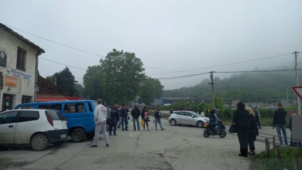 ЈУТРОС НАПЕТО У ЧАЧКУ: Након експлозије, полиција шаље раднике кућама (ФОТО) ЈУТРОС НАПЕТО У ЧАЧКУ: Након експлозије, полиција шаље раднике кућама (ФОТО)