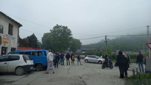 JUTROS NAPETO U ČAČKU: Nakon eksplozije, policija šalje radnike kućama (FOTO) JUTROS NAPETO U ČAČKU: Nakon eksplozije, policija šalje radnike kućama (FOTO)