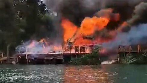 POŽAR NA ADI BOJANI: Izgorele dve kuće, vatra preti da zahvati još jednu! (VIDEO) POŽAR NA ADI BOJANI: Izgorele dve kuće, vatra preti da zahvati još jednu! (VIDEO)