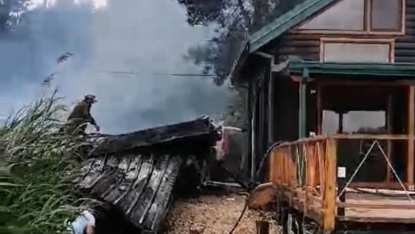 ЛОКАЛИЗОВАН ПОЖАР НА АДИ БОЈАНИ: Ватрогасци спасили једну кућу - ево ко су власници две које су изгореле (ВИДЕО) ЛОКАЛИЗОВАН ПОЖАР НА АДИ БОЈАНИ: Ватрогасци спасили једну кућу - ево ко су власници две које су изгореле (ВИДЕО)