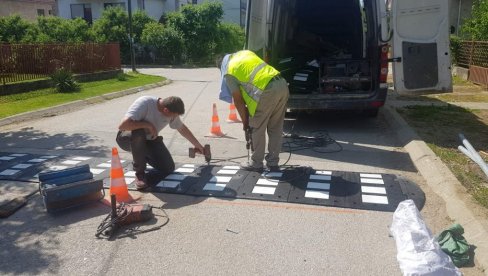 VEĆA BEZBEDNOST U SAOBRAĆAJU: Vlasotince dobilo šest ležećih policajaca VEĆA BEZBEDNOST U SAOBRAĆAJU: Vlasotince dobilo šest ležećih policajaca