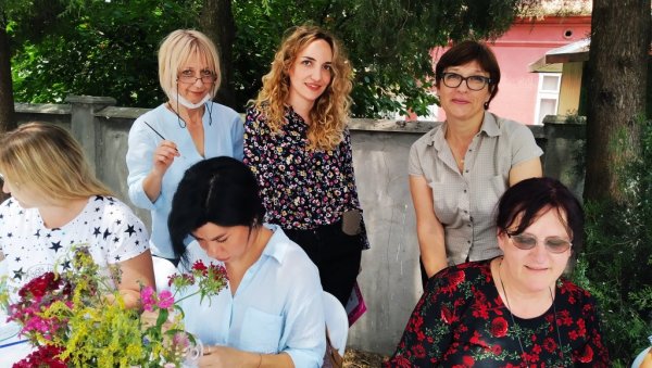 ОСЛИКАВАЊЕ И РЕДИЗАЈН СТАКЛА: Радионица креативног предузетништва у Параћину ОСЛИКАВАЊЕ И РЕДИЗАЈН СТАКЛА: Радионица креативног предузетништва у Параћину