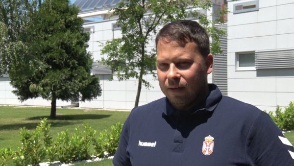 СЕЛЕКТОР УРОШ БРЕГАР УЗ ЈУНИОРКЕ: Кормилар Србије са Бранком Јовановић посетио наше млађе селекције у Крагујевцу СЕЛЕКТОР УРОШ БРЕГАР УЗ ЈУНИОРКЕ: Кормилар Србије са Бранком Јовановић посетио наше млађе селекције у Крагујевцу