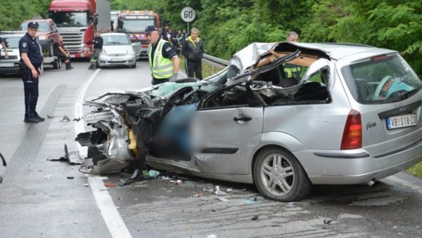 ПОГИНУО ВОЗАЧ: Саобраћајна несрећа на Ибарској магистрали ПОГИНУО ВОЗАЧ: Саобраћајна несрећа на Ибарској магистрали