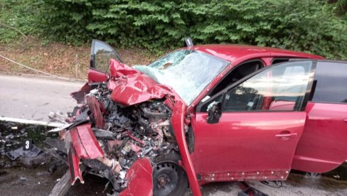 VATROGASCI IH IZVLAČILI IZ SMRSKANOG VOZILA: U saobraćajnoj nesreći kod Čačka jedan poginuo, troje povređenih, jedan kritično (FOTO+VIDEO) VATROGASCI IH IZVLAČILI IZ SMRSKANOG VOZILA: U saobraćajnoj nesreći kod Čačka jedan poginuo, troje povređenih, jedan kritično (FOTO+VIDEO)