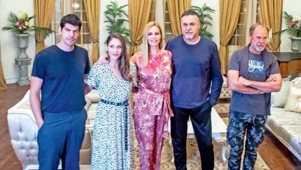 ИНТРИГЕ И ТАЈНЕ МОЋНИХ ПОРОДИЦА: Са снимања српске верзије серије Династија у Шимановцима ИНТРИГЕ И ТАЈНЕ МОЋНИХ ПОРОДИЦА: Са снимања српске верзије серије Династија у Шимановцима