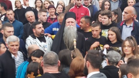 DOČEK ZA JOANIKIJA U NIKŠIĆU: Narod izašao da pozdravi mitropolita i episkopa Metodija DOČEK ZA JOANIKIJA U NIKŠIĆU: Narod izašao da pozdravi mitropolita i episkopa Metodija