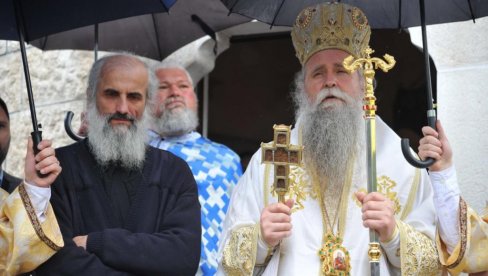 PIVSKA DOLA JE MALI JASENOVAC: Mitropolit Joanikije održao pomen na mestu gde su SS zločinci poklali 522 Srba (FOTO) PIVSKA DOLA JE MALI JASENOVAC: Mitropolit Joanikije održao pomen na mestu gde su SS zločinci poklali 522 Srba (FOTO)
