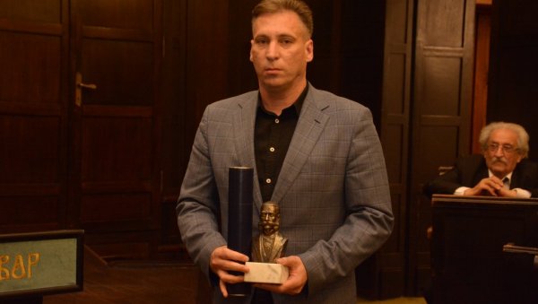 КАПЕТАН МИША ГРУДИ КРАСИ: Младен Василић добитник признања Капетан Миша Анастасијевић КАПЕТАН МИША ГРУДИ КРАСИ: Младен Василић добитник признања Капетан Миша Анастасијевић