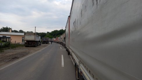 ПРВЕ СЛИКЕ САОБРАЋАЈНЕ НЕСРЕЋЕ: Километарске колоне између Чачка и Ужица, у директном судару повређене четири особе! (ФОТО) ПРВЕ СЛИКЕ САОБРАЋАЈНЕ НЕСРЕЋЕ: Километарске колоне између Чачка и Ужица, у директном судару повређене четири особе! (ФОТО)