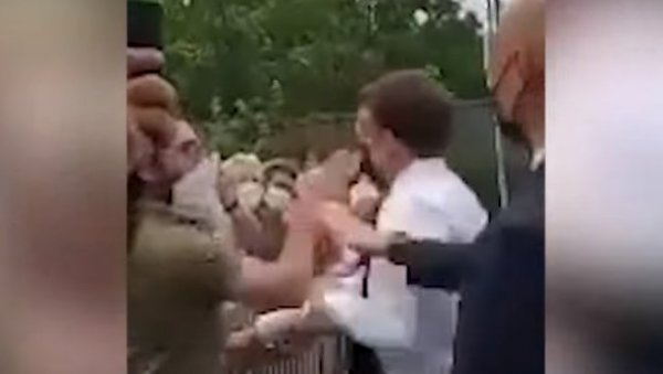 ОШАМАРЕН МАКРОН: Физички нападнут француски председник (ВИДЕО) ОШАМАРЕН МАКРОН: Физички нападнут француски председник (ВИДЕО)
