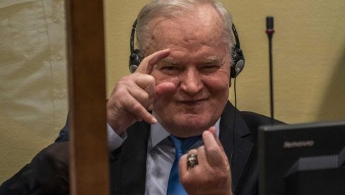 (ФОТО) РАТКО МЛАДИЋ СА ОСМЕХОМ ЧЕКА ПРЕСУДУ: Прве фотографије генерала из суднице (ФОТО) РАТКО МЛАДИЋ СА ОСМЕХОМ ЧЕКА ПРЕСУДУ: Прве фотографије генерала из суднице