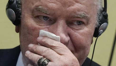 ТАЈНА МЛАДИЋЕВОГ ПРСТЕНА: Генерал је у судницу дошао носећи мистериозни симбол (ФОТО) ТАЈНА МЛАДИЋЕВОГ ПРСТЕНА: Генерал је у судницу дошао носећи мистериозни симбол (ФОТО)