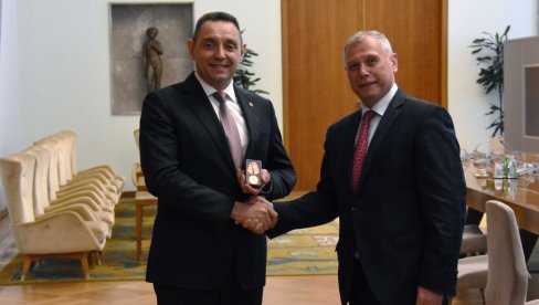 ODLIKOVAN VULIN: Ministru medalja MČS ODLIKOVAN VULIN: Ministru medalja MČS