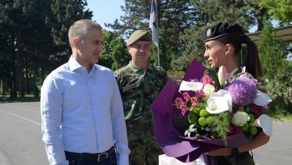 ЦЕО СИСТЕМ ОДБРАНЕ ПОНОСАН НА НЕВЕНУ: Стефановић се састао са победницом 34. Београдског маратона ЦЕО СИСТЕМ ОДБРАНЕ ПОНОСАН НА НЕВЕНУ: Стефановић се састао са победницом 34. Београдског маратона