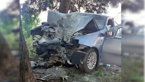 MEŠTANI SU POKUŠALI DA IH IZVUKU IZ SMRSKANOG VOZILA: Slike sa mesta tragedije, u saobraćajnoj nesreći stradali majka i sin (FOTO) MEŠTANI SU POKUŠALI DA IH IZVUKU IZ SMRSKANOG VOZILA: Slike sa mesta tragedije, u saobraćajnoj nesreći stradali majka i sin (FOTO)