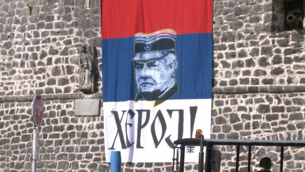 РАТКО МЛАДИЋ ЈЕ ХЕРОЈ: Подршка за генерала у Требињу, развијена застава са његовим ликом РАТКО МЛАДИЋ ЈЕ ХЕРОЈ: Подршка за генерала у Требињу, развијена застава са његовим ликом