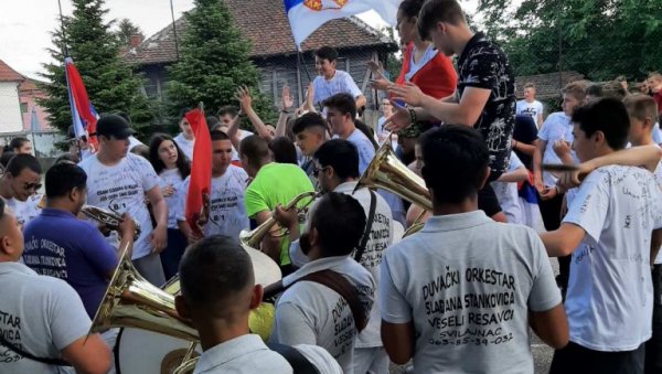 РАДОСТ У ЛАПОВУ: Последњи школски дан осмаци прославили уз трубаче (ФОТО) РАДОСТ У ЛАПОВУ: Последњи школски дан осмаци прославили уз трубаче (ФОТО)