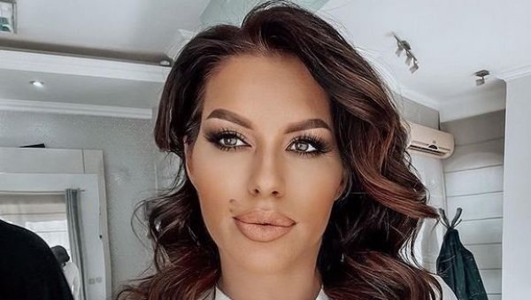 КАО ДА ЈУ ЈЕ ДИОР РОДИО: Сека Алексић отишла на Копаоник, на снегу у гардероби вредној хиљаде евра (ФОТО) КАО ДА ЈУ ЈЕ ДИОР РОДИО: Сека Алексић отишла на Копаоник, на снегу у гардероби вредној хиљаде евра (ФОТО)