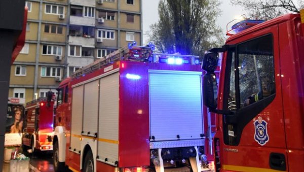 ДРАМА У ЦЕНТРУ БЕОГРАДА: Велики пожар на Теразијама, дим куља кроз целу улицу (ВИДЕО) ДРАМА У ЦЕНТРУ БЕОГРАДА: Велики пожар на Теразијама, дим куља кроз целу улицу (ВИДЕО)