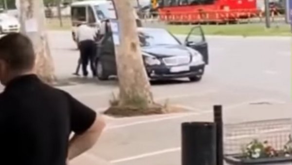 НЕСВАКИДАШЊИ СНИМАК КРАЂЕ ИЗ НИША: „Мерцедес“ стао усред града, возач однео неочекивани плен (ВИДЕО) НЕСВАКИДАШЊИ СНИМАК КРАЂЕ ИЗ НИША: „Мерцедес“ стао усред града, возач однео неочекивани плен (ВИДЕО)