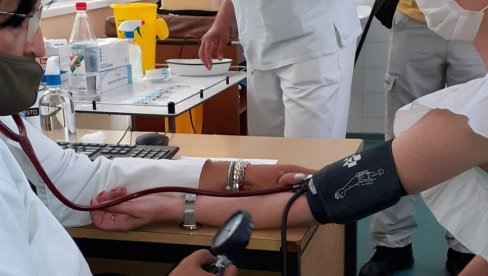 IMUNIZACIJA KOMŠIJA BEZ ČEKANJA: Tuzlaci vakcinisani u Banji Koviljači (FOTO) IMUNIZACIJA KOMŠIJA BEZ ČEKANJA: Tuzlaci vakcinisani u Banji Koviljači (FOTO)