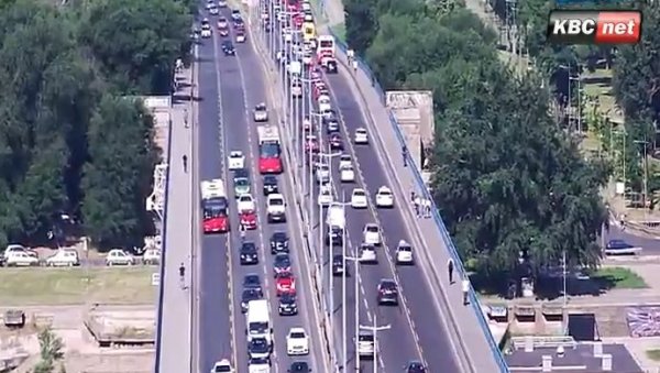 САОБРАЋАЈ У БЕОГРАДУ: Гужве су већ почеле, а ево где је најгоре (ФОТО) САОБРАЋАЈ У БЕОГРАДУ: Гужве су већ почеле, а ево где је најгоре (ФОТО)