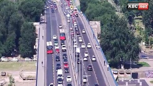 САОБРАЋАЈ У БЕОГРАДУ: Гужве су већ почеле, а ево где је најгоре (ФОТО) САОБРАЋАЈ У БЕОГРАДУ: Гужве су већ почеле, а ево где је најгоре (ФОТО)