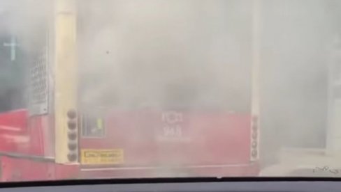 ZAPALJEN AUTOBUS U BULEVARU DESPOTA STEFANA: Vatra je zahvatila je vozilo na liniji 16 ZAPALJEN AUTOBUS U BULEVARU DESPOTA STEFANA: Vatra je zahvatila je vozilo na liniji 16