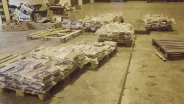 АКЦИЈА ЗАПЛЕНЕ КОКАИНА У ЗЕТИ: Пошиљка дроге откривена на основу британских података АКЦИЈА ЗАПЛЕНЕ КОКАИНА У ЗЕТИ: Пошиљка дроге откривена на основу британских података