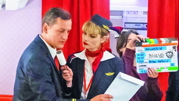 ПИКАНТЕРИЈЕ И ИНТРИГЕ ПОСАДЕ АВИОНА: ТВ Новости на снимању домаће хумористичке серије Авионџије, аутора Саше ал Хамеда ПИКАНТЕРИЈЕ И ИНТРИГЕ ПОСАДЕ АВИОНА: ТВ Новости на снимању домаће хумористичке серије Авионџије, аутора Саше ал Хамеда