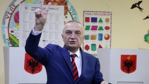 POJAVIO SE SNIMAK HAPŠENJA BIVŠEG ALBANSKOG PREDSEDNIKA: Veliki broj policajaca opkolio vozilo, Meta se opirao privođenju (VIDEO) POJAVIO SE SNIMAK HAPŠENJA BIVŠEG ALBANSKOG PREDSEDNIKA: Veliki broj policajaca opkolio vozilo, Meta se opirao privođenju (VIDEO)