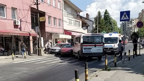 SAOBRAĆAJNA NESREĆA NA ČUKARICI: Sudar vozila Hitne pomoći, putničkog automobila i bicikliste - povređeni prebačeni na VMA SAOBRAĆAJNA NESREĆA NA ČUKARICI: Sudar vozila Hitne pomoći, putničkog automobila i bicikliste - povređeni prebačeni na VMA