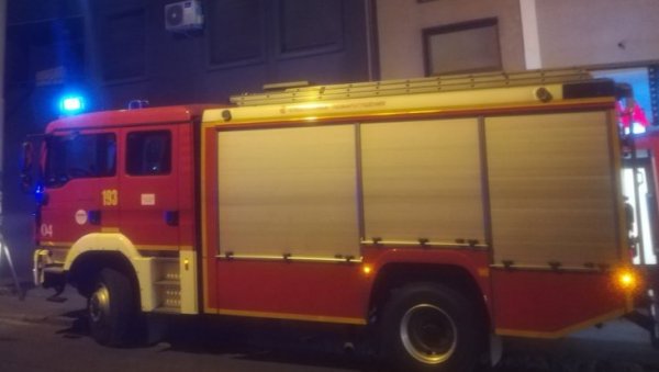 ПОВРЕЂЕНА ЖЕНА ТРАНСПОРТОВАНА У УКЦ НИШ: Детаљи пожара у Лесковцу, гори породична кућа (ВИДЕО) ПОВРЕЂЕНА ЖЕНА ТРАНСПОРТОВАНА У УКЦ НИШ: Детаљи пожара у Лесковцу, гори породична кућа (ВИДЕО)