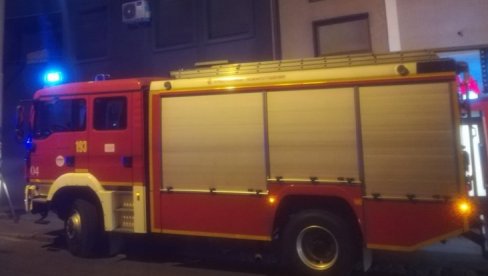 POVREĐENA ŽENA TRANSPORTOVANA U UKC NIŠ: Detalji požara u Leskovcu, gori porodična kuća (VIDEO) POVREĐENA ŽENA TRANSPORTOVANA U UKC NIŠ: Detalji požara u Leskovcu, gori porodična kuća (VIDEO)