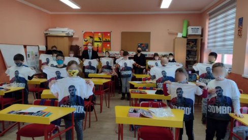АМЕРИКА СЛАВИ НАШЕГ СОМБОРЦА: Суграђани Николе Јокића поносни на најбољег кошаркаша света АМЕРИКА СЛАВИ НАШЕГ СОМБОРЦА: Суграђани Николе Јокића поносни на најбољег кошаркаша света