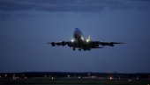 ДРАМА НА НЕБУ ИЗНАД ЧИКАГА: Ваздушни тобоган из авиона пао у двориште куће (ФОТО) ДРАМА НА НЕБУ ИЗНАД ЧИКАГА: Ваздушни тобоган из авиона пао у двориште куће (ФОТО)